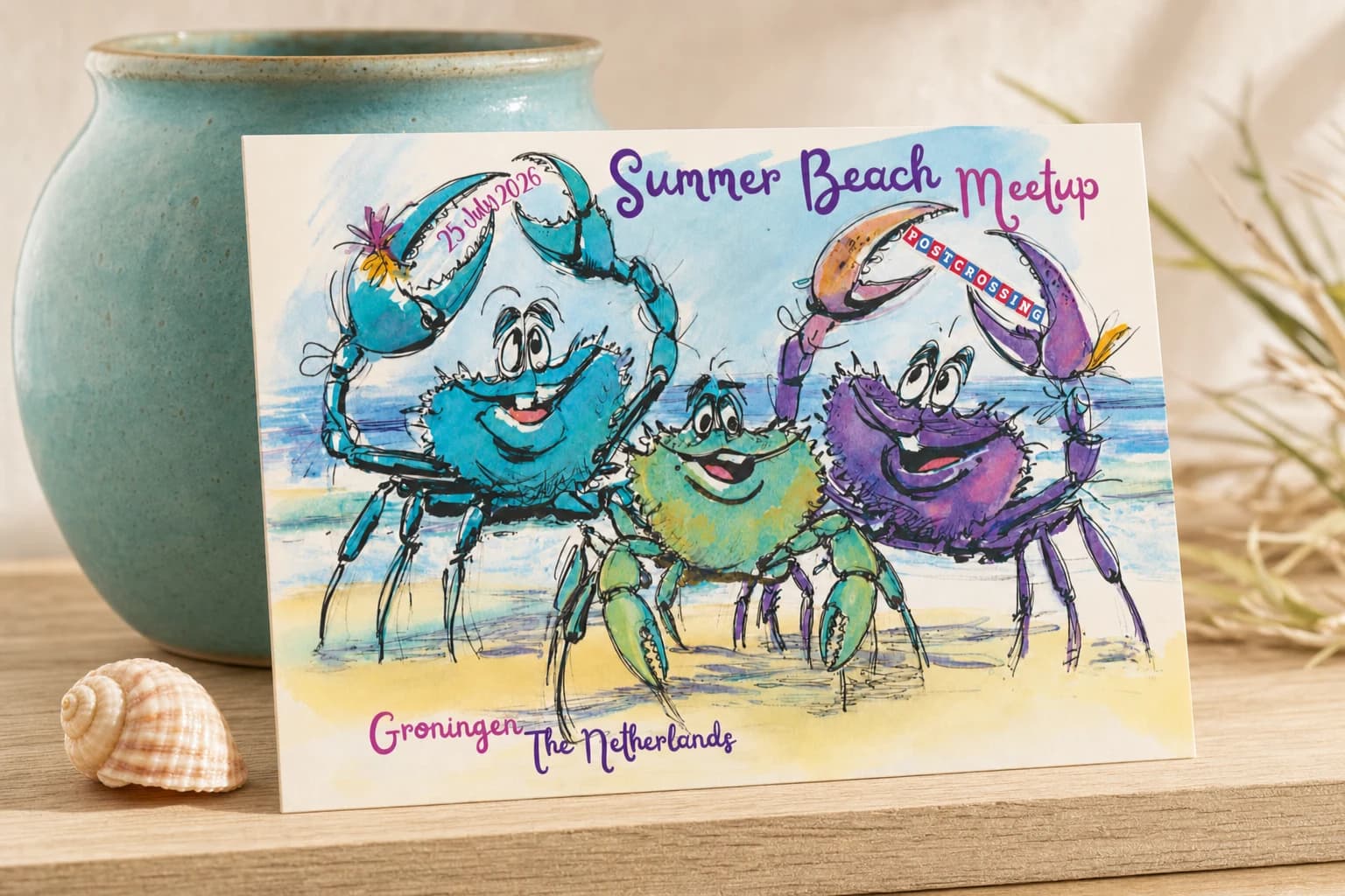 De Summer Beach Meetup Groningen kaart tegen een turquoise keramieken pot met een schelp